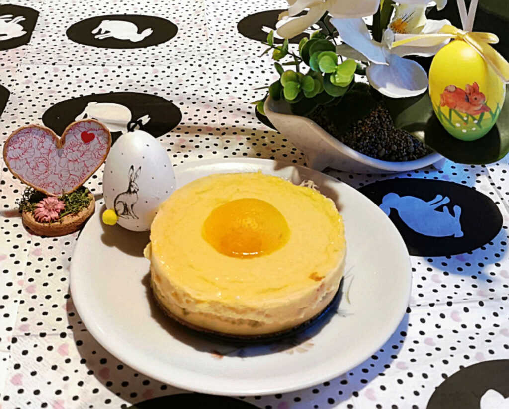 Hatching Tweety Bird Cake 🐣 This is definitely one of my favorite  character cakes I've made so far. Pretty simple design and easy to... |  Instagram