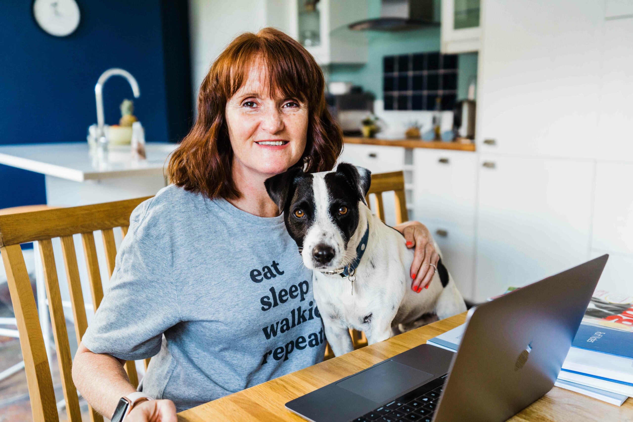 Rachel Spencer med hennes räddade hund